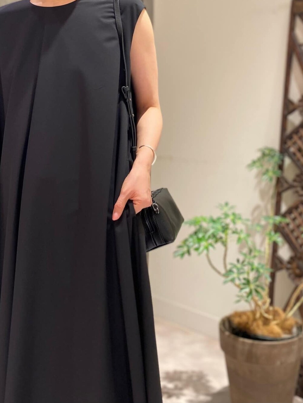 ブラック系のワンピース、ホワイト系のショルダーバッグ、ブラック系のその他パンツを着用したレディースの夏コーディネートの3枚目の写真