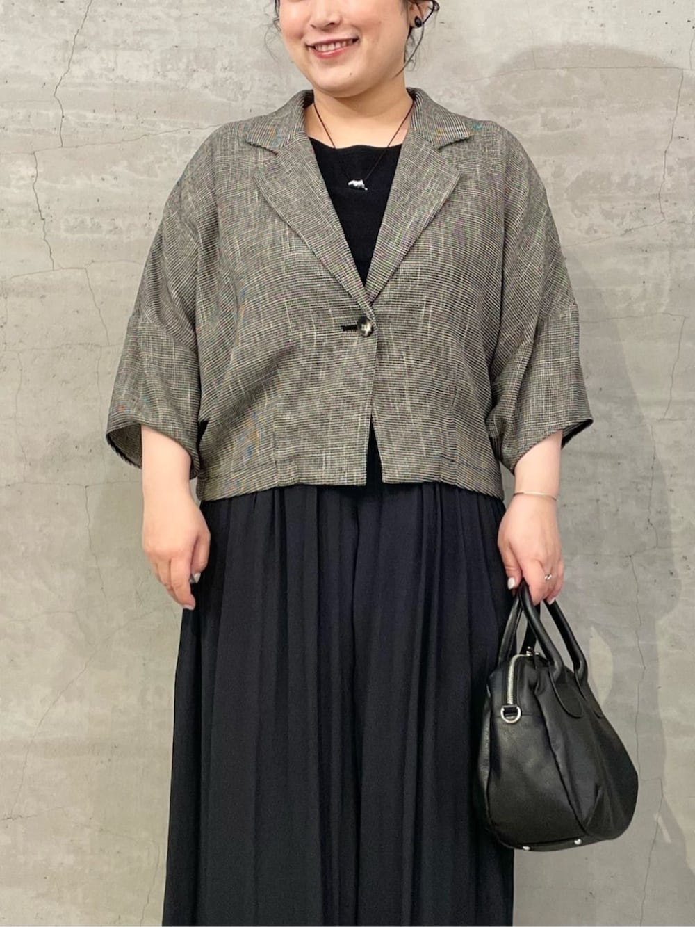 ブラック系のボストンバッグ、ブラック系のその他パンツ、ベージュ系のテーラードジャケットを着用したレディースの春コーディネートの4枚目の写真