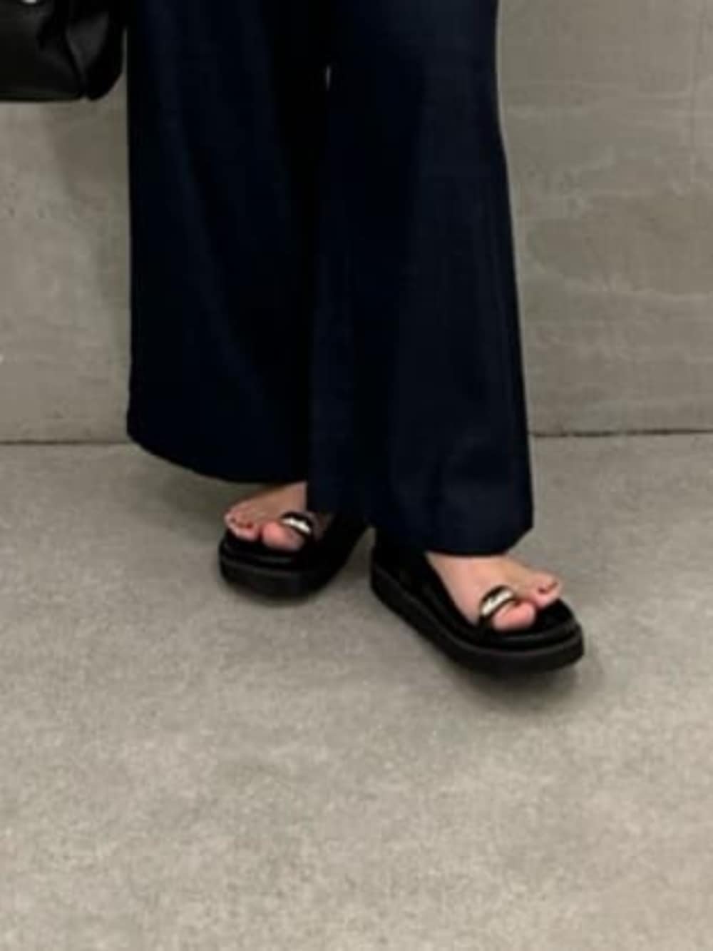 ブルー系のその他パンツ、ブルー系のシャツ/ブラウス、ブラック系のサンダルを着用したレディースの冬コーディネートの7枚目の写真