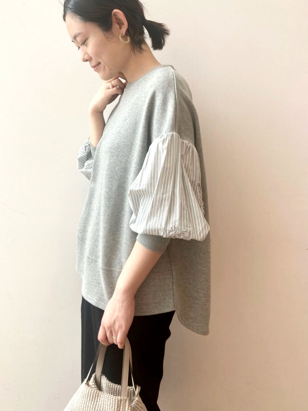 ブラック系のその他パンツ、グレー系のスウェットを着用したレディースの春コーディネートの4枚目の写真