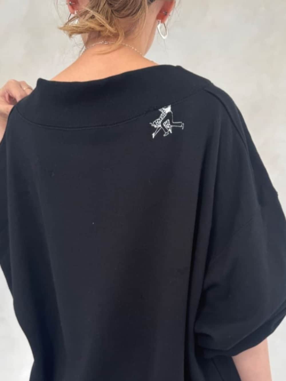 ブラック系のスカート、ブラック系のTシャツ/カットソーを着用したレディースの秋コーディネートの3枚目の写真