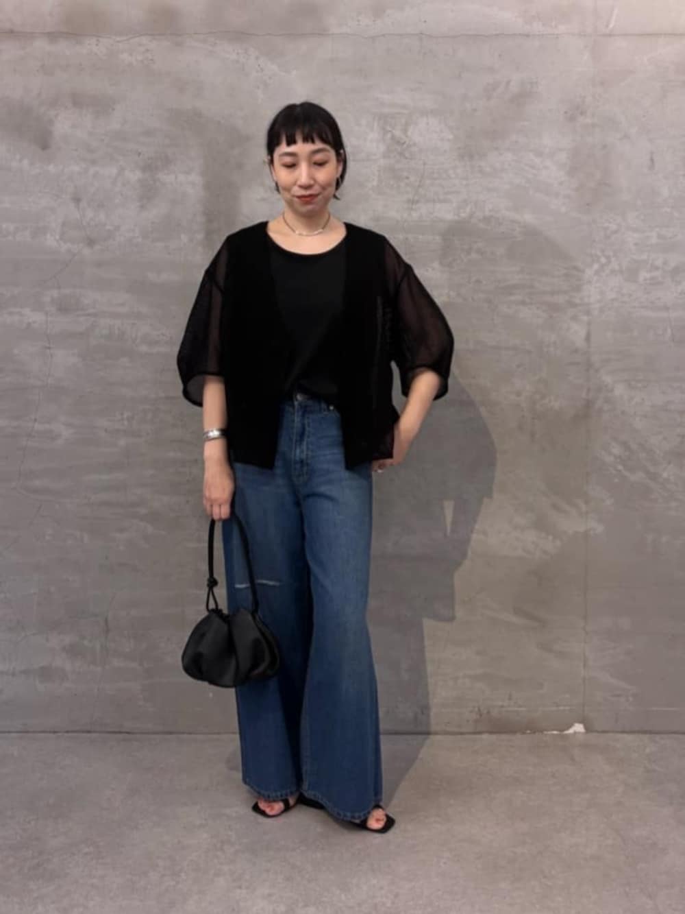 ブルー系のその他パンツ、ブラック系のシャツ/ブラウスを着用したレディースの春コーディネートの2枚目の写真