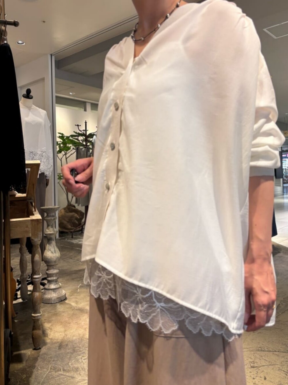 ベージュ系のその他パンツ、ホワイト系のシャツ/ブラウス、ホワイト系のキャミソールを着用したレディースの春コーディネートの2枚目の写真