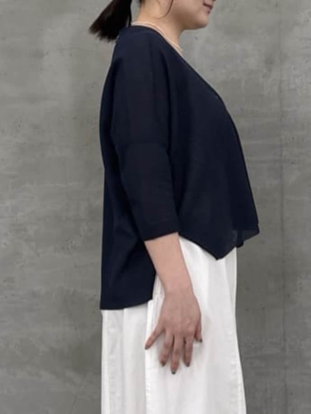 ホワイト系のショルダーバッグ、ホワイト系のサンダル、ホワイト系のその他パンツを着用したレディースの春コーディネートの5枚目の写真