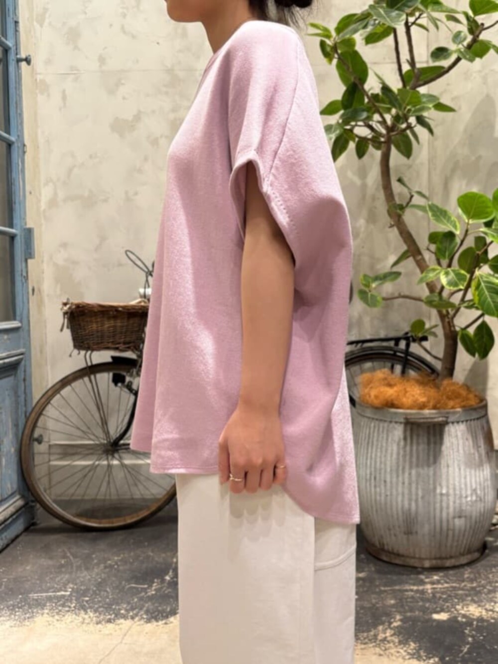 パープル系のニット/セーター、ホワイト系のその他パンツを着用したレディースの夏コーディネートの6枚目の写真