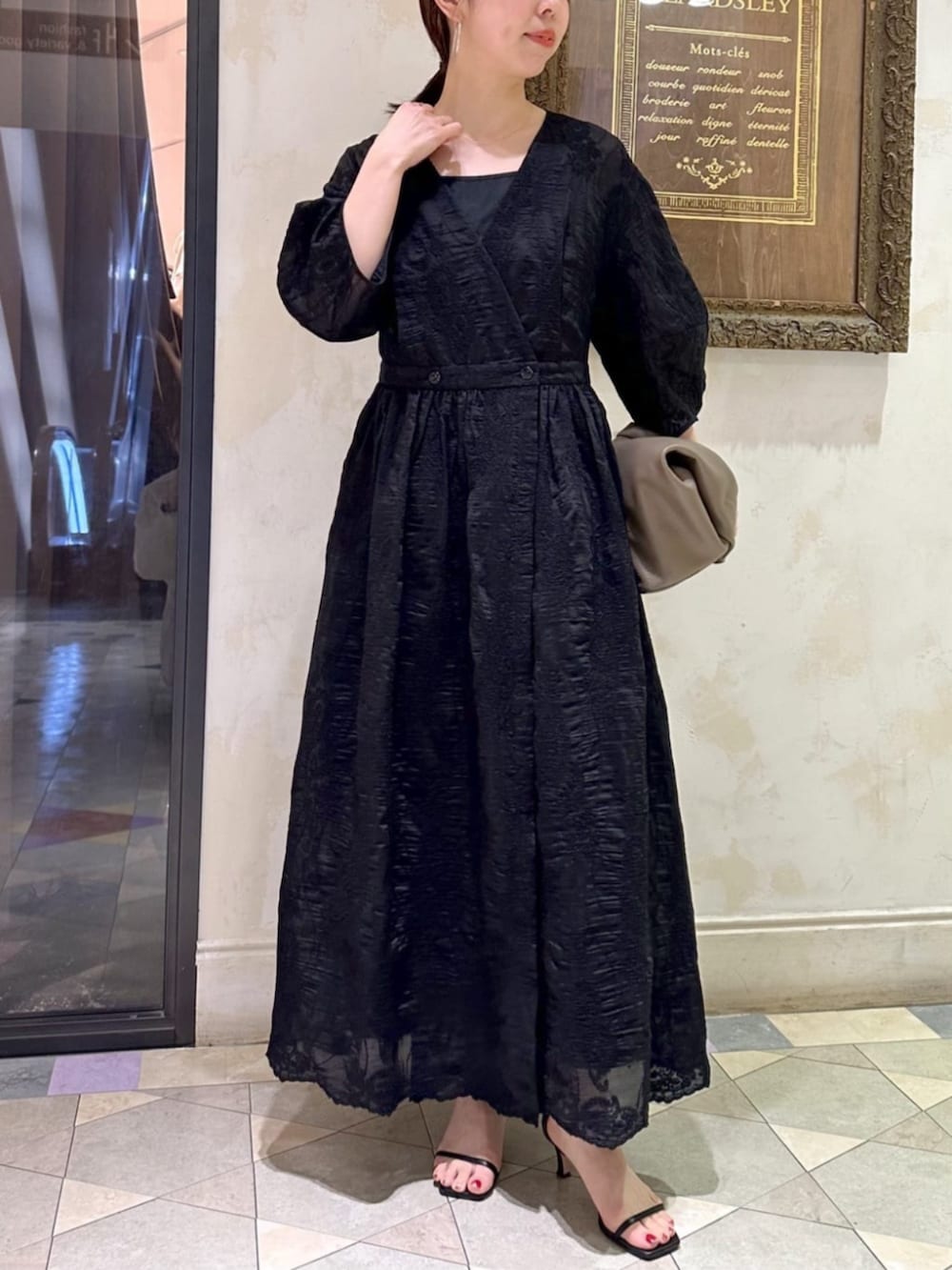 ブラック系のワンピースを着用したレディースの冬コーディネートの2枚目の写真