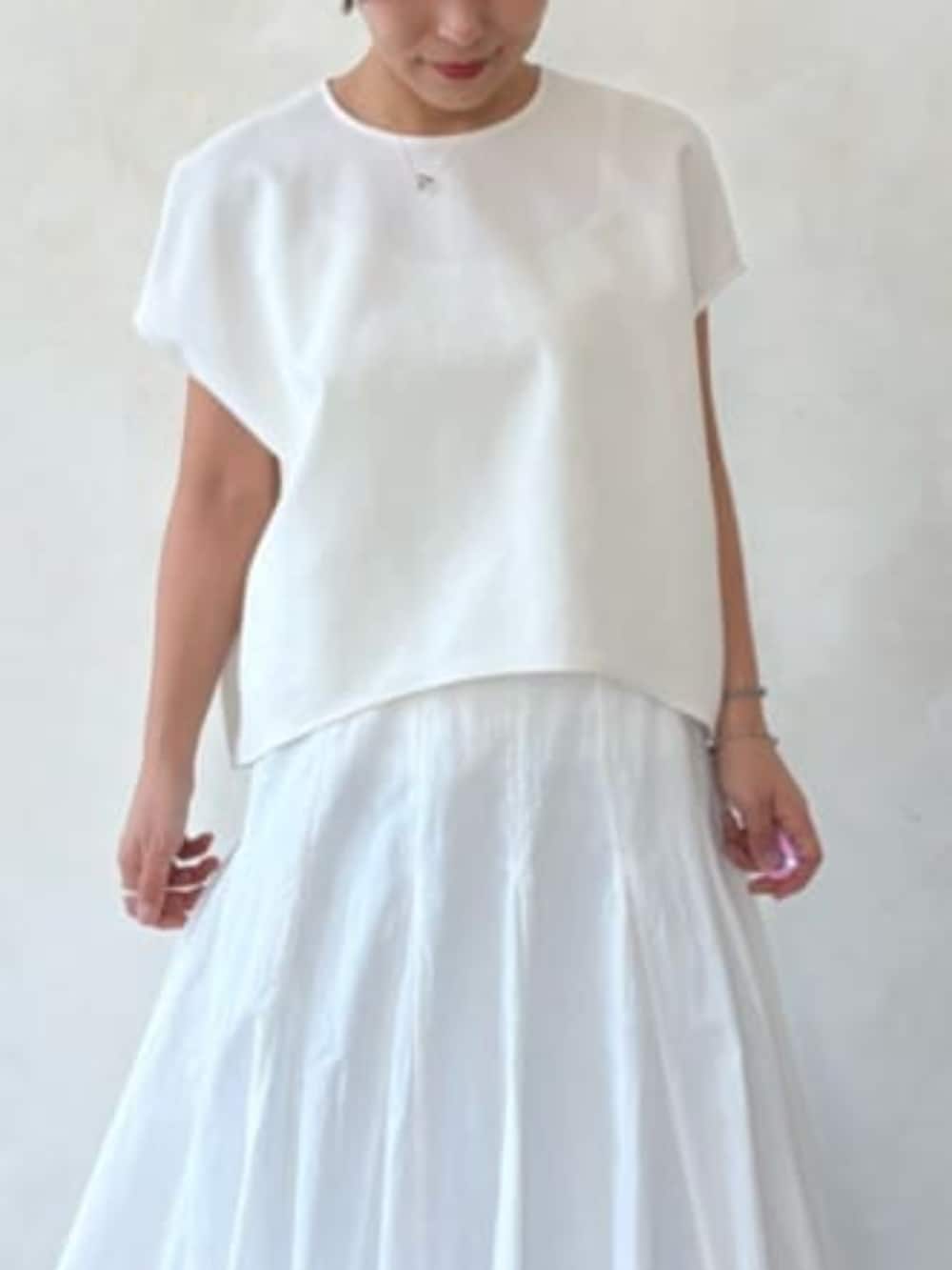 グレー系のハンドバッグ、ホワイト系のスカート、ホワイト系のシャツ/ブラウスを着用したレディースの春コーディネートの5枚目の写真