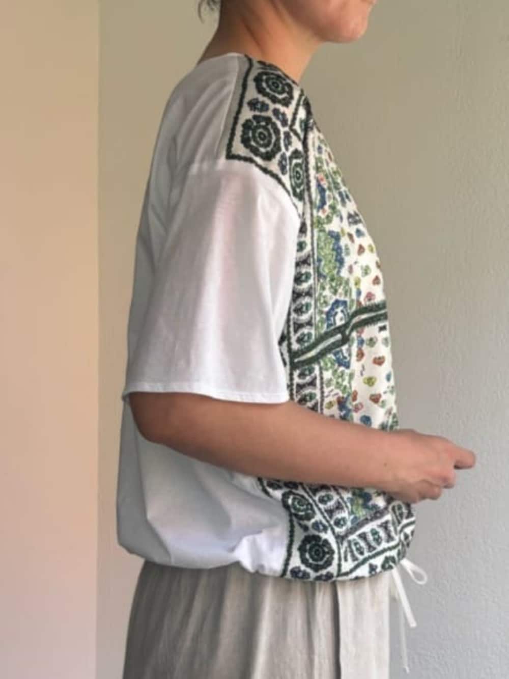 ホワイト系のTシャツ/カットソーを着用したレディースの春コーディネートの5枚目の写真