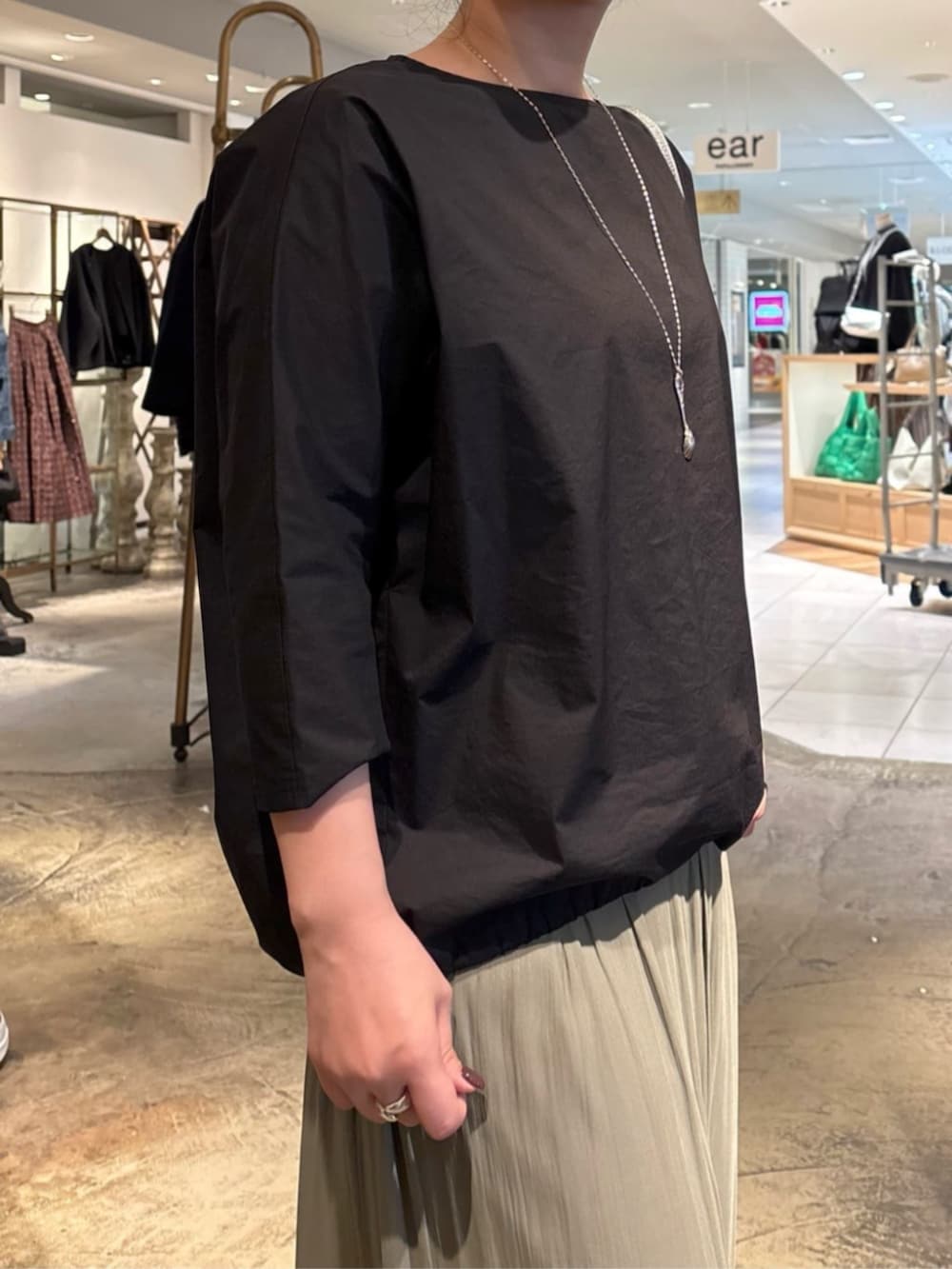 グリーン系のその他パンツ、シルバー系のトートバッグ、ブラック系のシャツ/ブラウスを着用したレディースの冬コーディネートの5枚目の写真