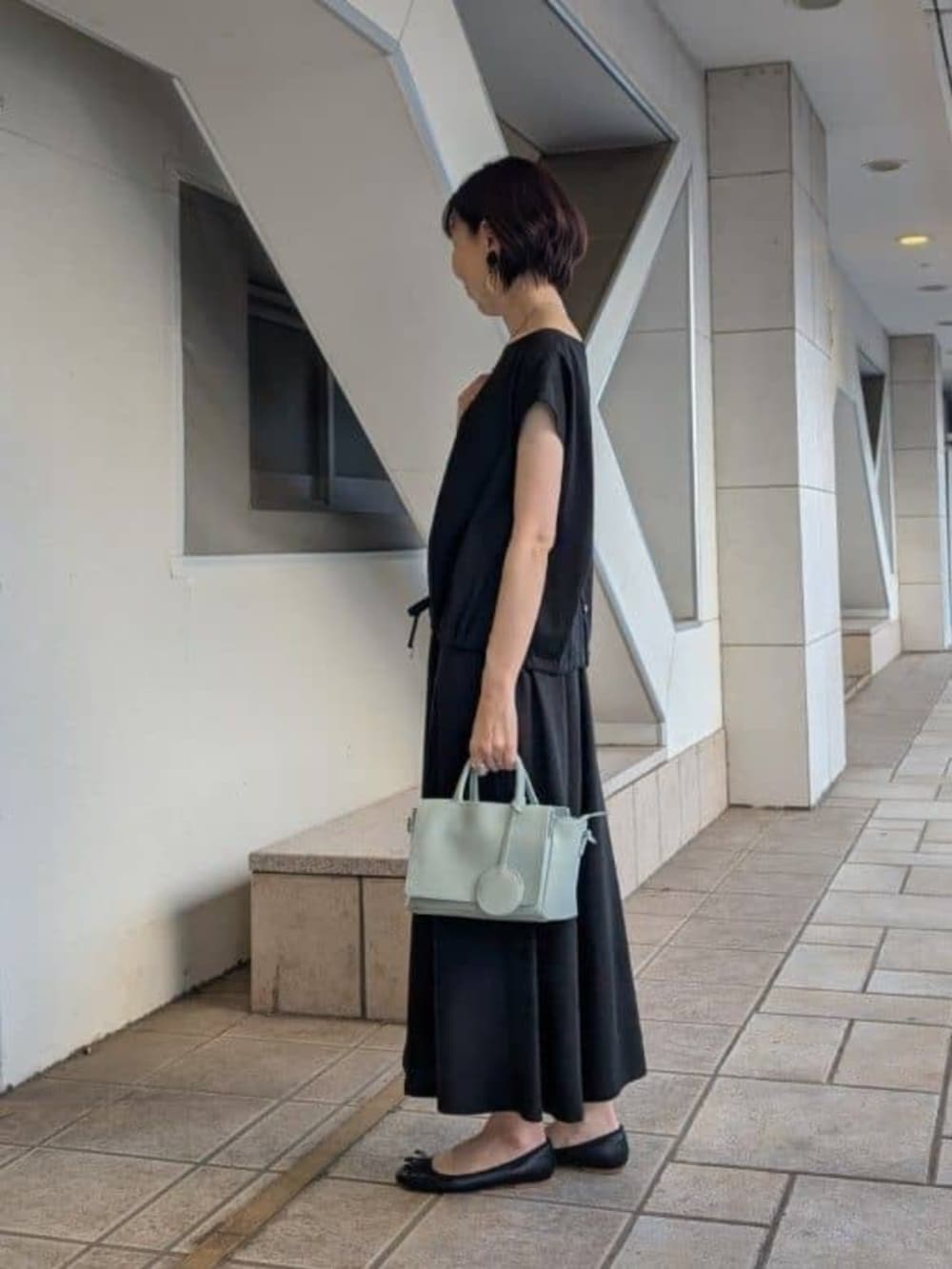 ブラック系のその他パンツ、ブラック系のシャツ/ブラウスを着用したレディースの春コーディネートの2枚目の写真