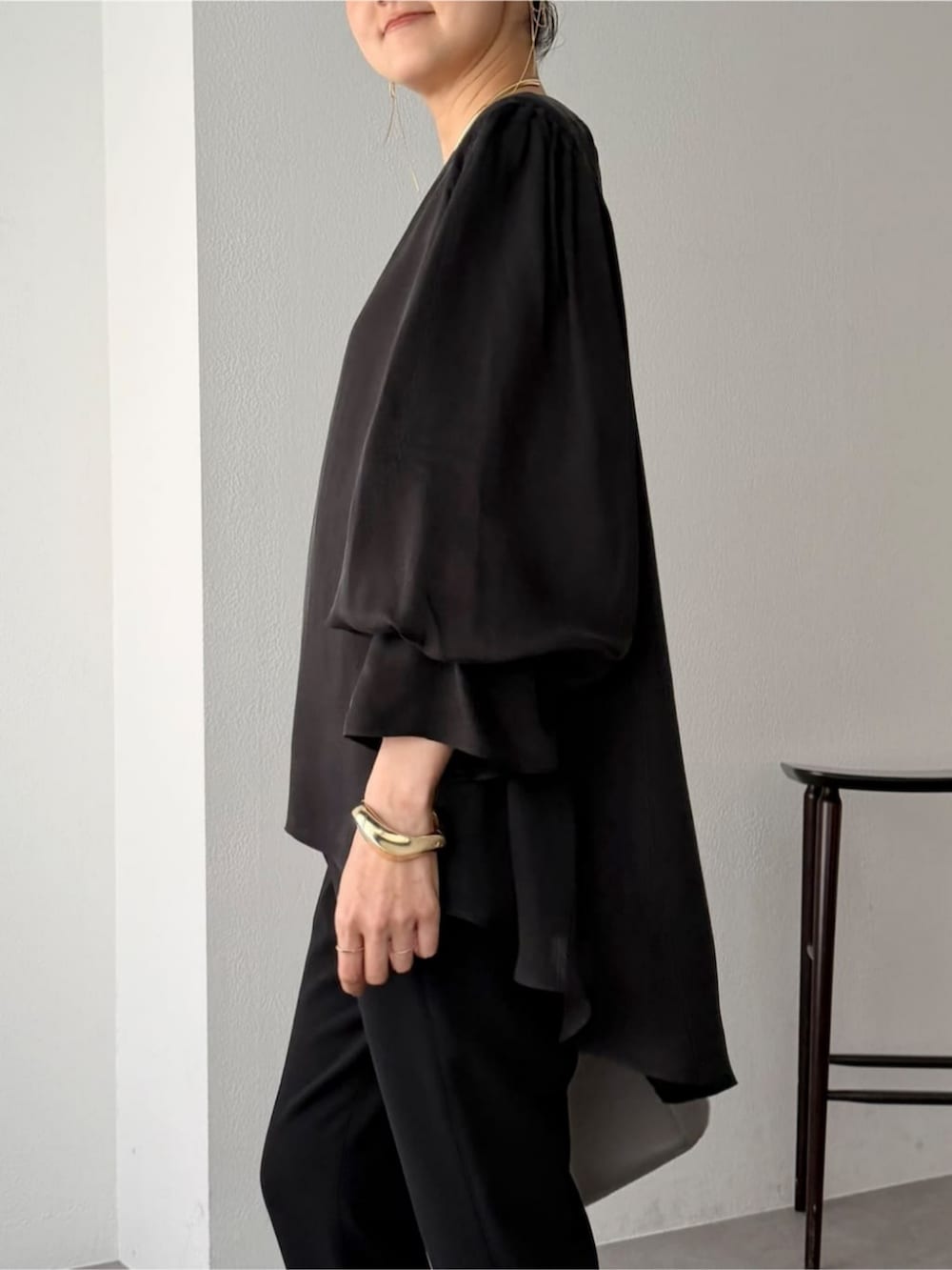ブラック系のパンプス、ブラック系のシャツ/ブラウス、ブラック系のその他パンツを着用したレディースの夏コーディネートの5枚目の写真