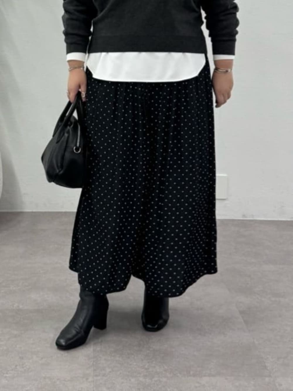 ブラック系のその他パンツ、グレー系のニット/セーター、ホワイト系のシャツ/ブラウスを着用したレディースの秋コーディネートの3枚目の写真