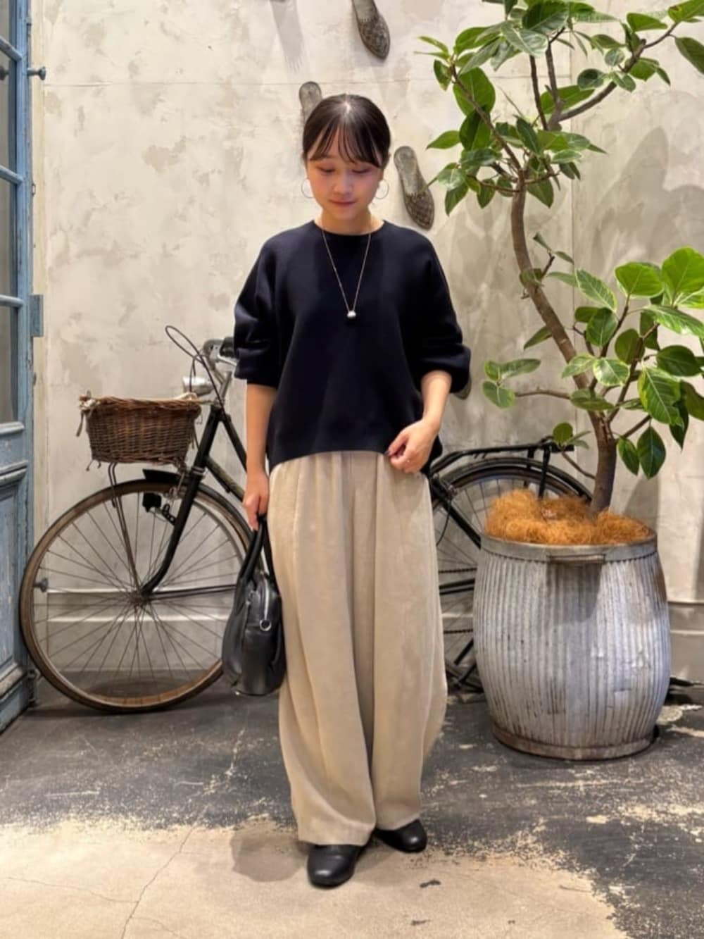 ブルー系のニット/セーター、グレー系のその他パンツを着用したレディースの夏コーディネートの5枚目の写真