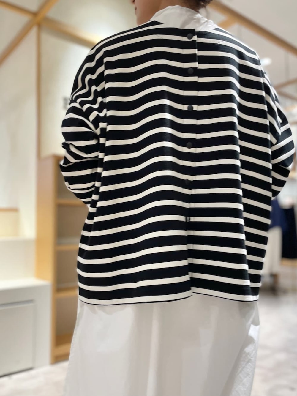 ブラック系のカーディガン/ボレロ、ホワイト系のその他アウター、ホワイト系のその他パンツを着用したレディースの夏コーディネートの3枚目の写真