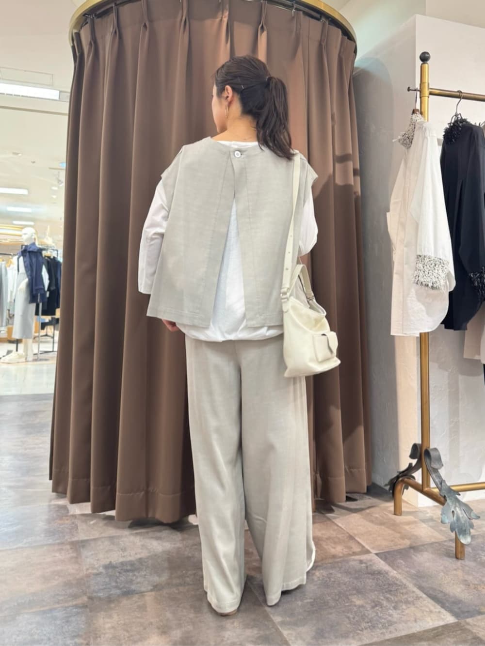 グレー系のシャツ/ブラウス、ホワイト系のトートバッグ、ホワイト系のシャツ/ブラウスを着用したレディースの春コーディネートの5枚目の写真