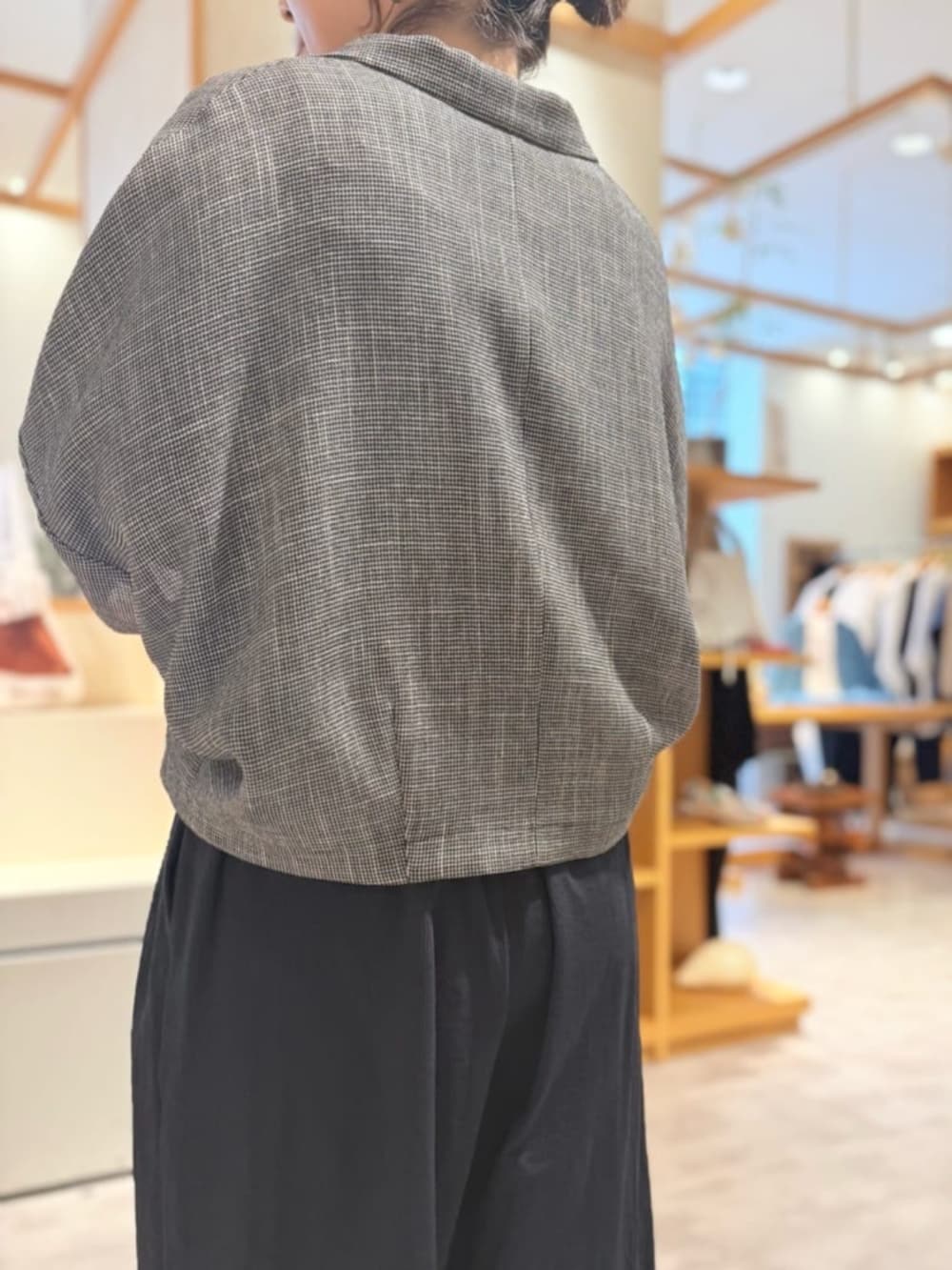 ベージュ系のテーラードジャケット、ブルー系のその他パンツを着用したレディースの春コーディネートの7枚目の写真