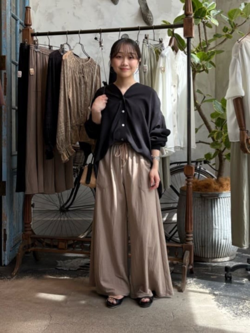 ベージュ系のその他パンツ、ブラック系のシャツ/ブラウスを着用したレディースの春コーディネートの3枚目の写真