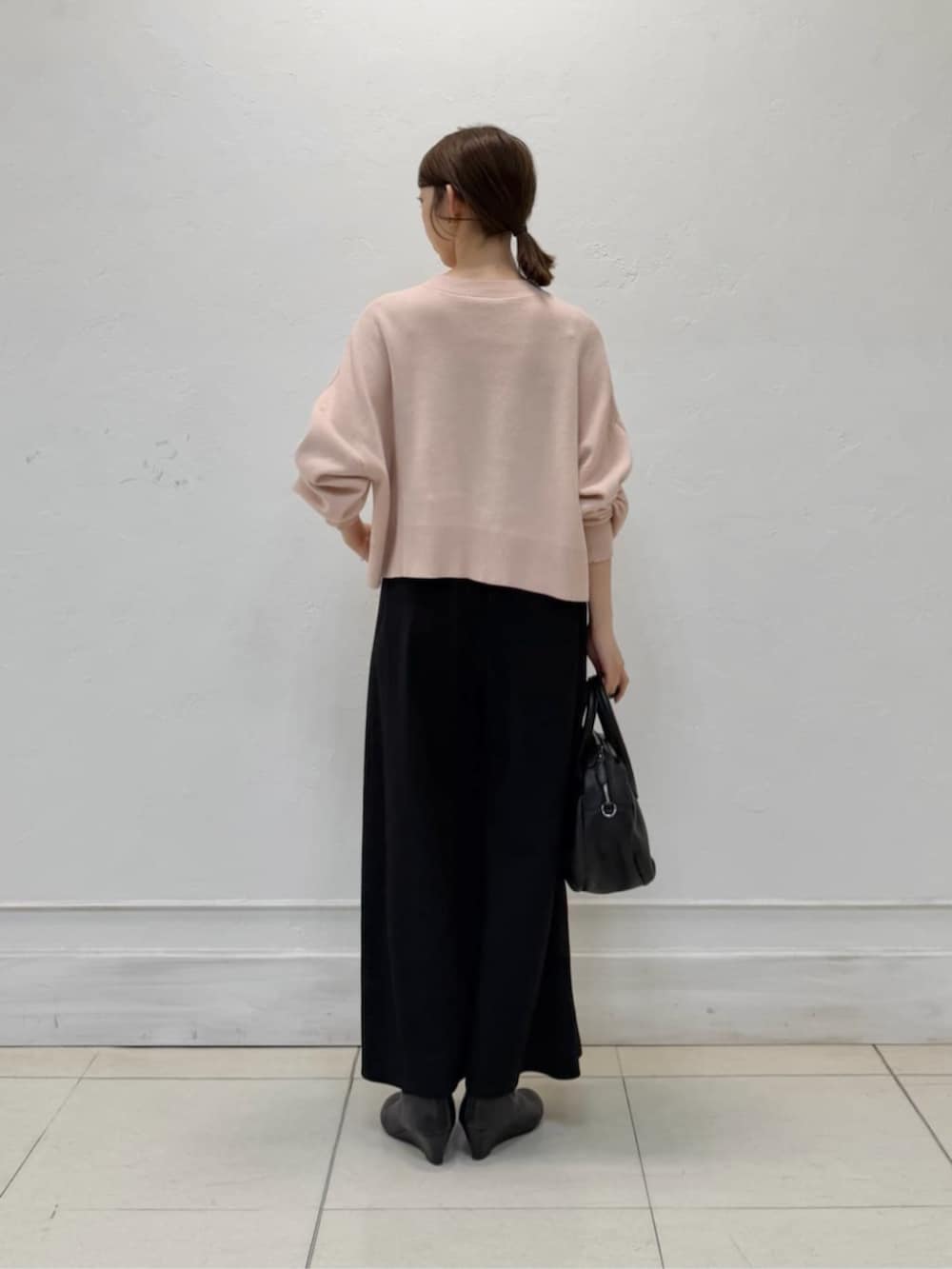 ピンク系のカーディガン/ボレロ、ブラック系のその他パンツを着用したレディースの冬コーディネートの2枚目の写真