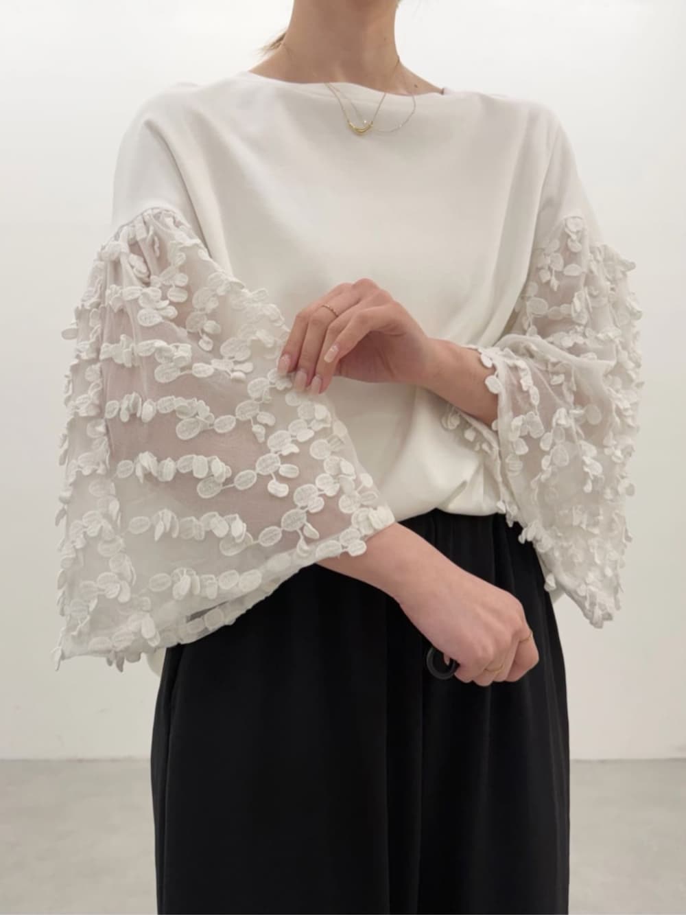 グレー系のボストンバッグ、グリーン系のその他パンツ、ホワイト系のTシャツ/カットソーを着用したレディースの春コーディネートの4枚目の写真