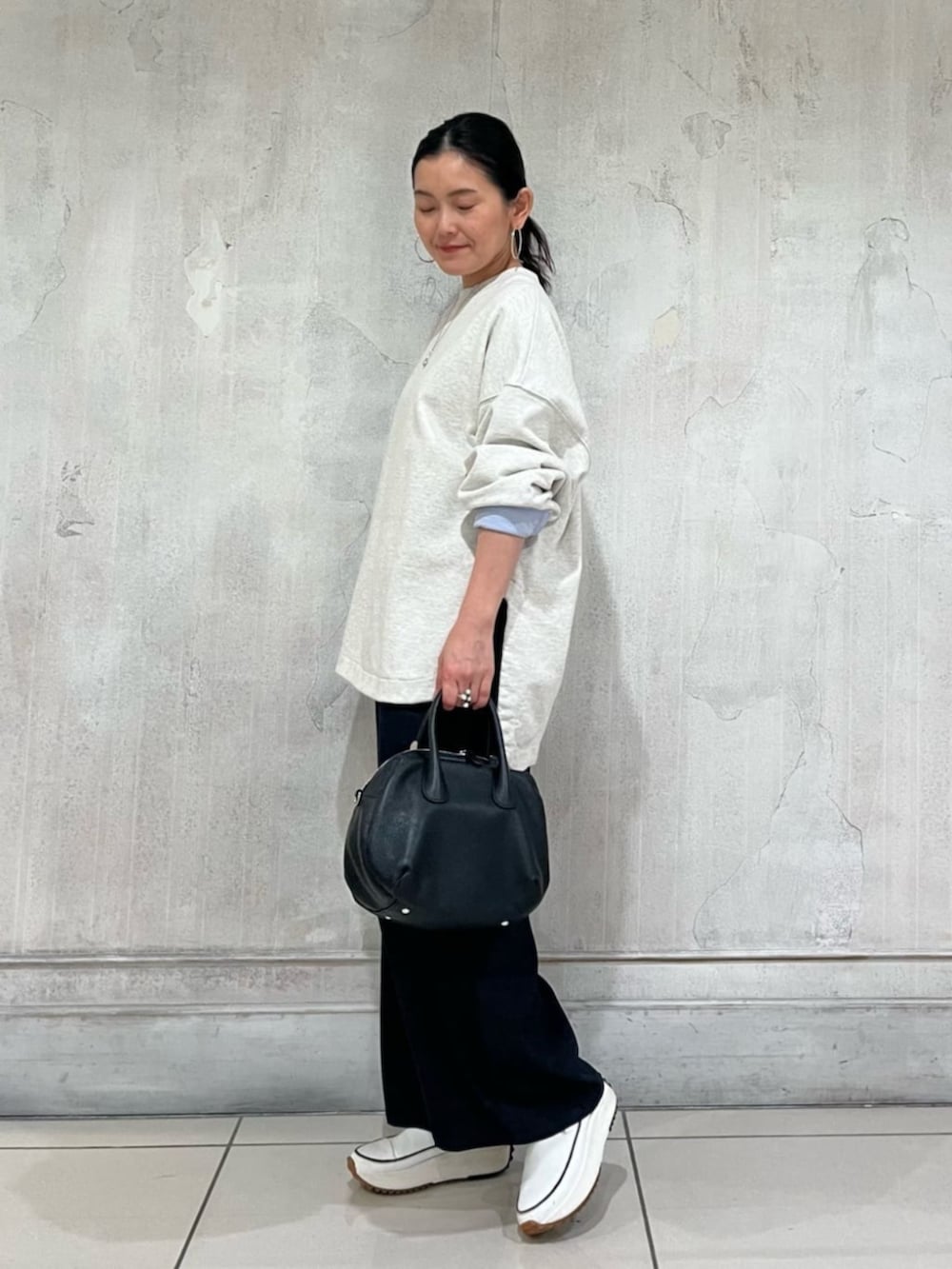 ブルー系のその他パンツ、ピンク系のTシャツ/カットソーを着用したレディースの冬コーディネートの2枚目の写真