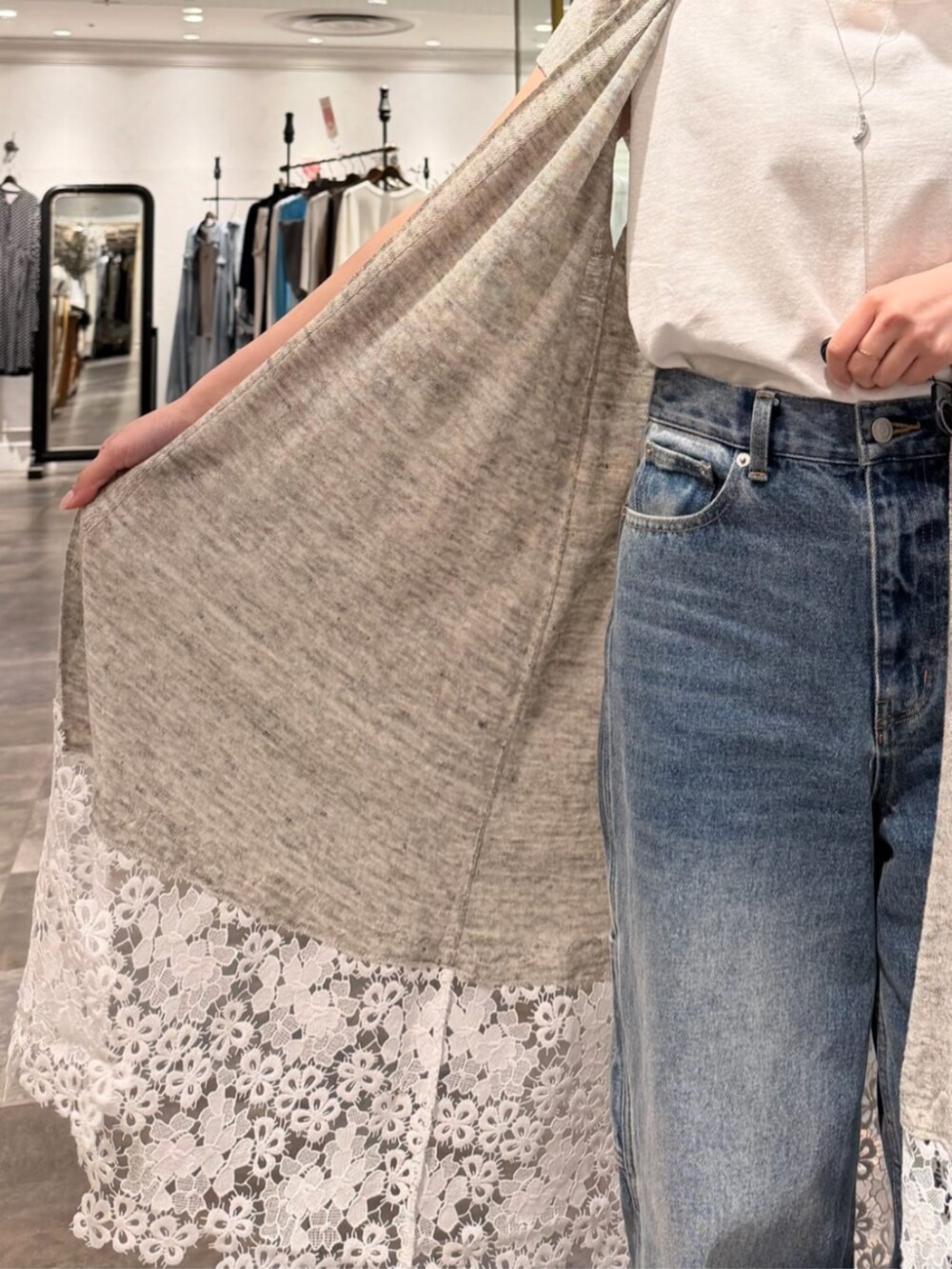 ブルー系のその他パンツ、ホワイト系のキャミソール、グレー系のカーディガン/ボレロを着用したレディースの春コーディネートの6枚目の写真