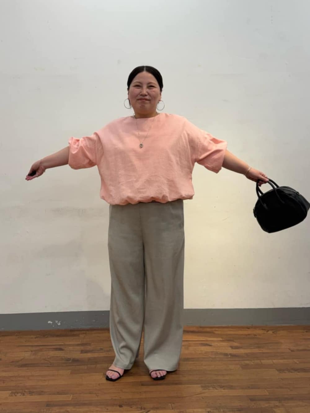 グレー系のその他パンツ、ピンク系のシャツ/ブラウスを着用したレディースの冬コーディネートの5枚目の写真