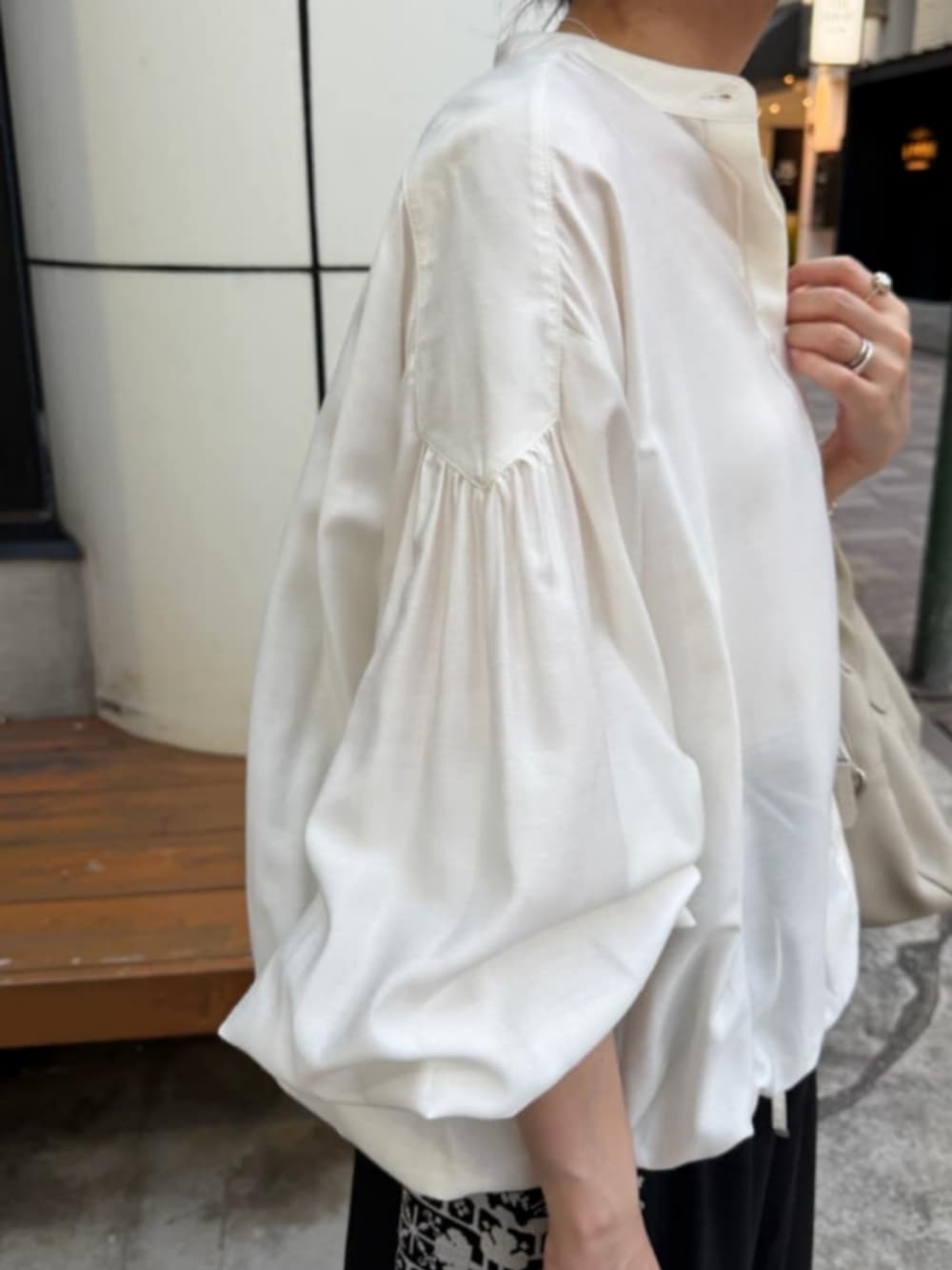 ホワイト系のシャツ/ブラウス、ブラック系のその他パンツ、ブラック系のブーツを着用したレディースの秋コーディネートの5枚目の写真