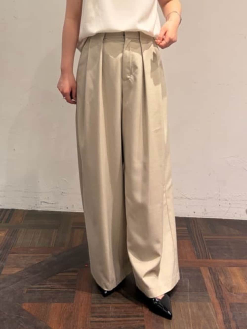 ベージュ系のテーラードジャケット、ベージュ系のその他パンツ、ホワイト系のシャツ/ブラウスを着用したレディースの春コーディネートの7枚目の写真