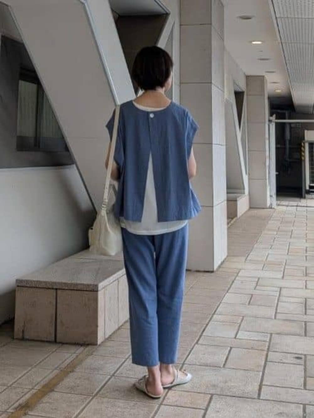 ホワイト系のタンクトップ、ブルー系のシャツ/ブラウス、ブルー系のその他パンツを着用したレディースの春コーディネートの4枚目の写真