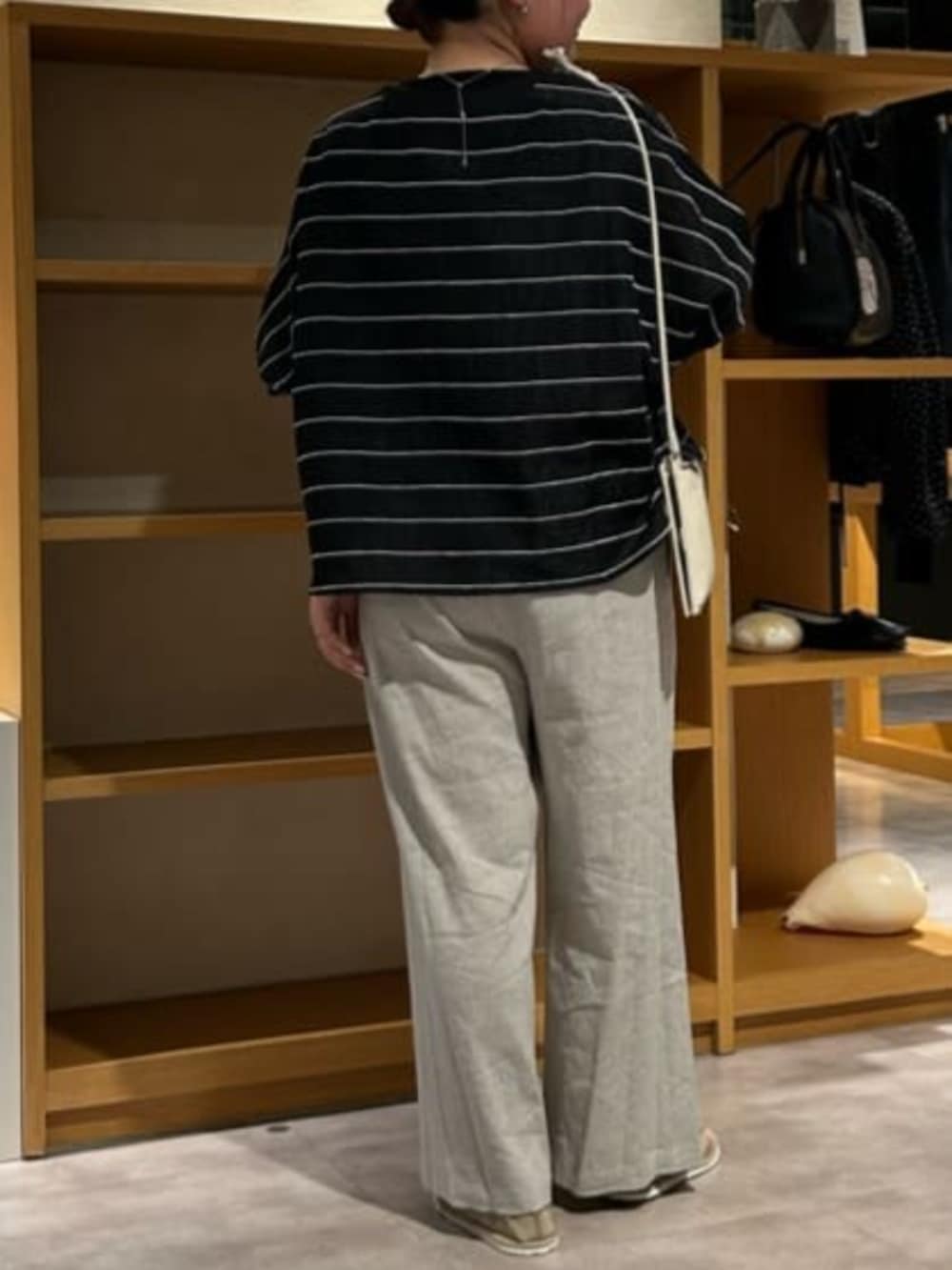ベージュ系のその他パンツ、ブラック系のシャツ/ブラウスを着用したレディースの春コーディネートの5枚目の写真