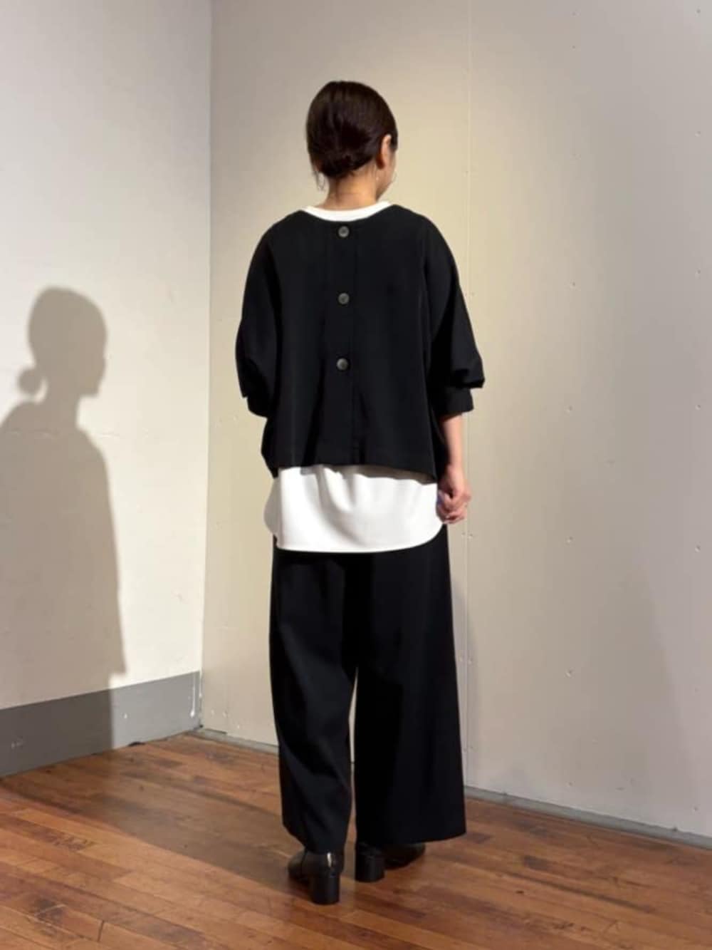 ブラック系のシャツ/ブラウス、ホワイト系のキャミソール、ブラック系のその他パンツを着用したレディースの夏コーディネートの4枚目の写真