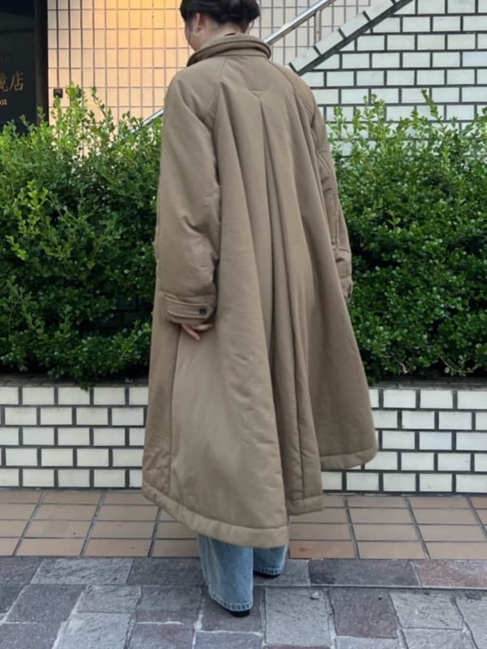 ブルー系のデニムパンツ、シルバー系のトートバッグ、イエロー系のその他アウターを着用したレディースの夏コーディネートの7枚目の写真