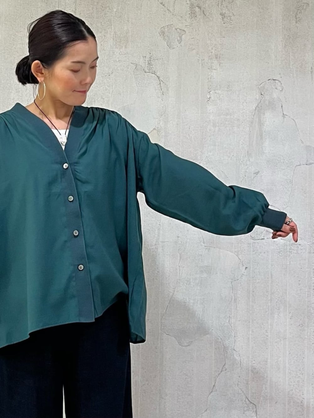 ブラック系のショルダーバッグ、ブルー系のその他パンツ、グリーン系のシャツ/ブラウスを着用したレディースの夏コーディネートの10枚目の写真