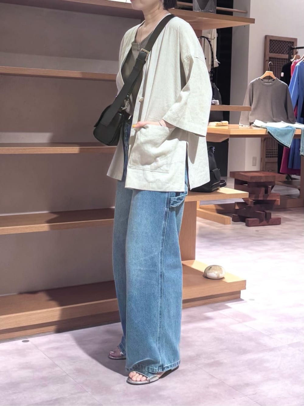 ブラック系のショルダーバッグ、ブルー系のその他パンツ、ブラウン系のキャミソールを着用したレディースの春コーディネートの9枚目の写真