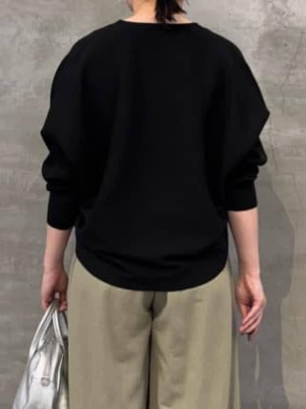 ブラック系のカーディガン/ボレロ、シルバー系のボストンバッグ、グリーン系のその他パンツを着用したレディースの冬コーディネートの6枚目の写真