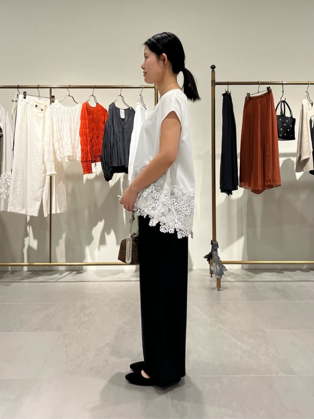 ブルー系のその他パンツ、ホワイト系のTシャツ/カットソーを着用したレディースの夏コーディネートの2枚目の写真