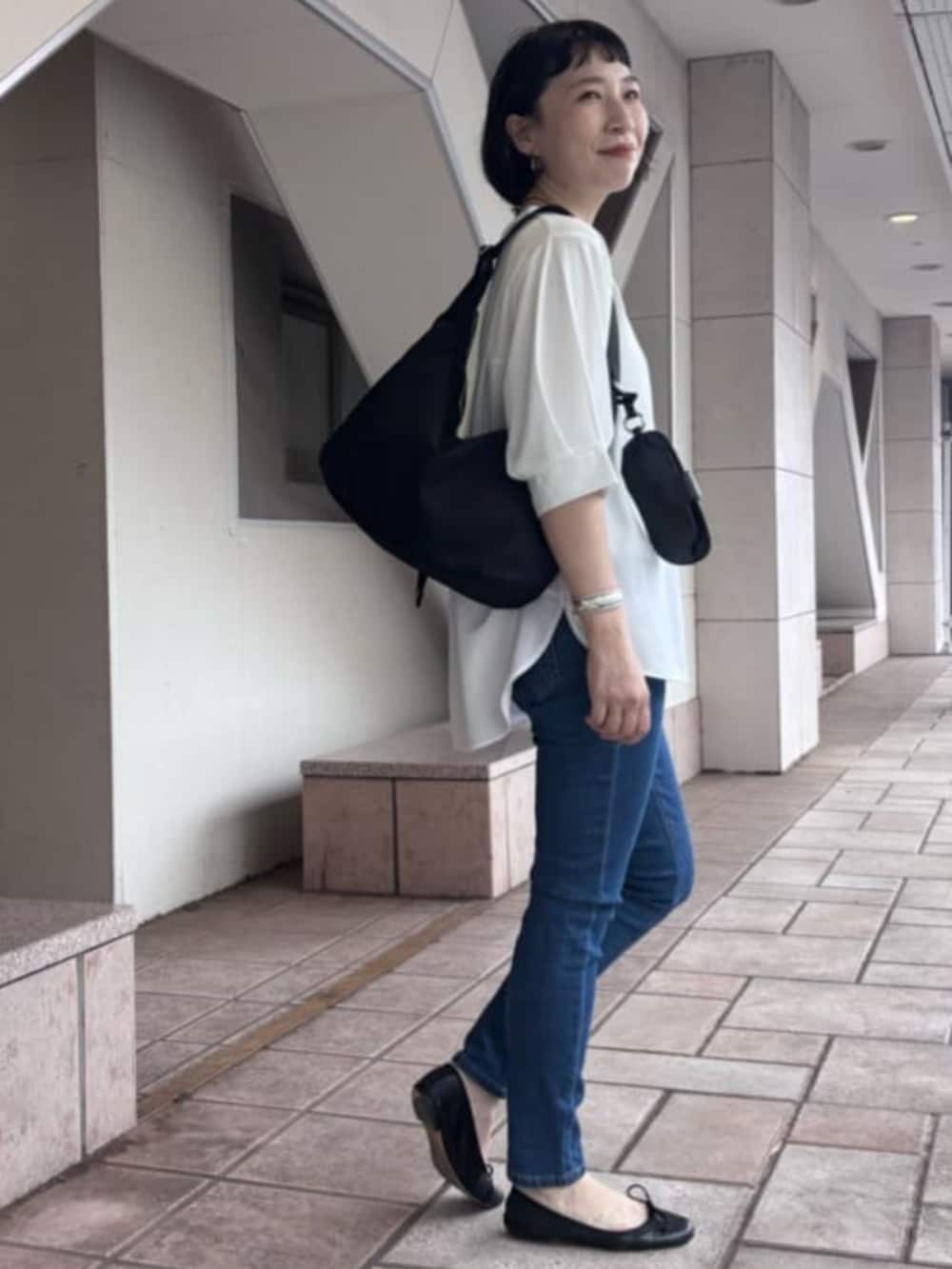 ブルー系のデニムパンツ、ホワイト系のTシャツ/カットソー、シルバー系のリングを着用したレディースの夏コーディネートの6枚目の写真