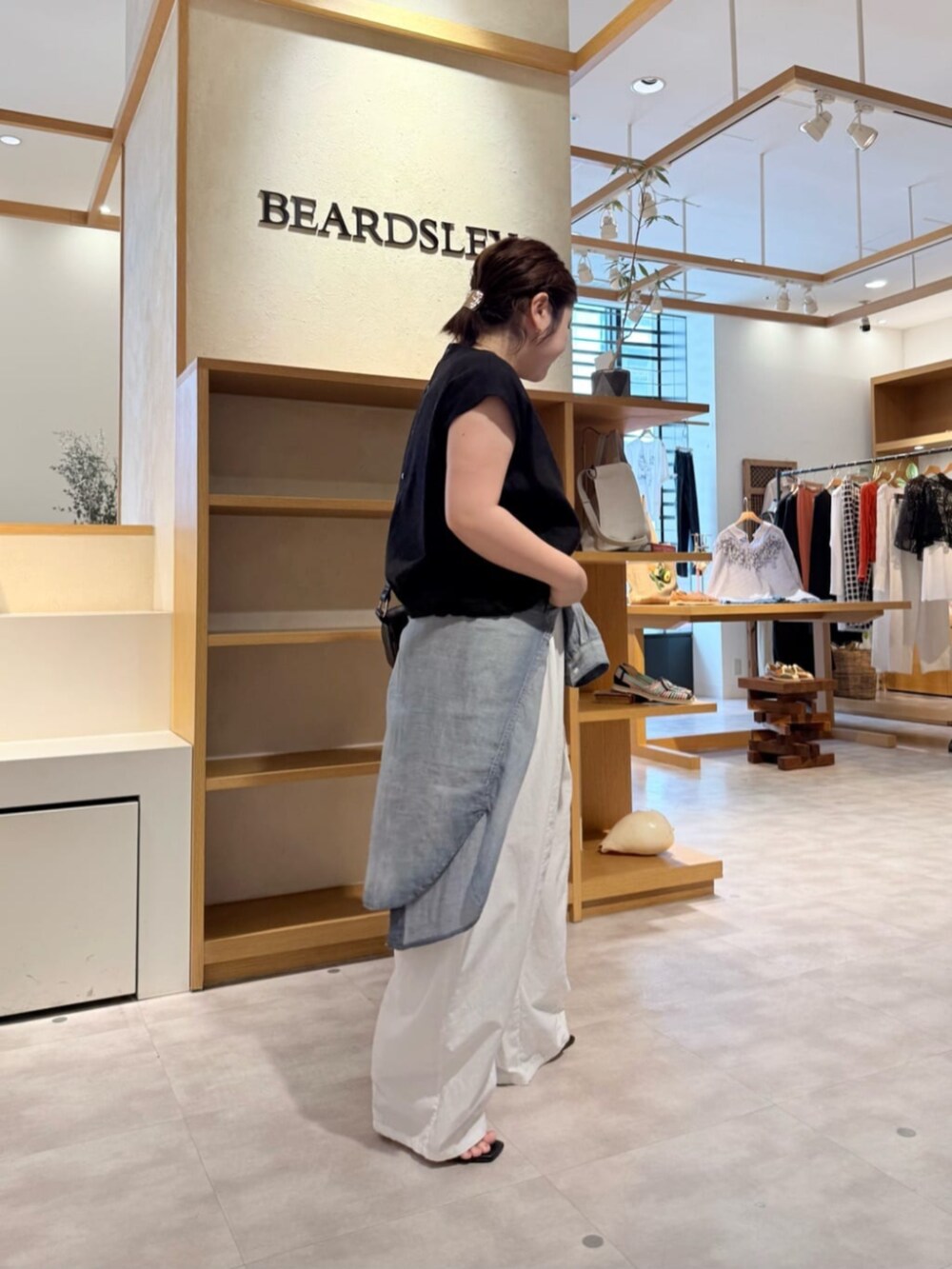 ブラック系のシャツ/ブラウス、ホワイト系のその他パンツを着用したレディースの春コーディネートの7枚目の写真