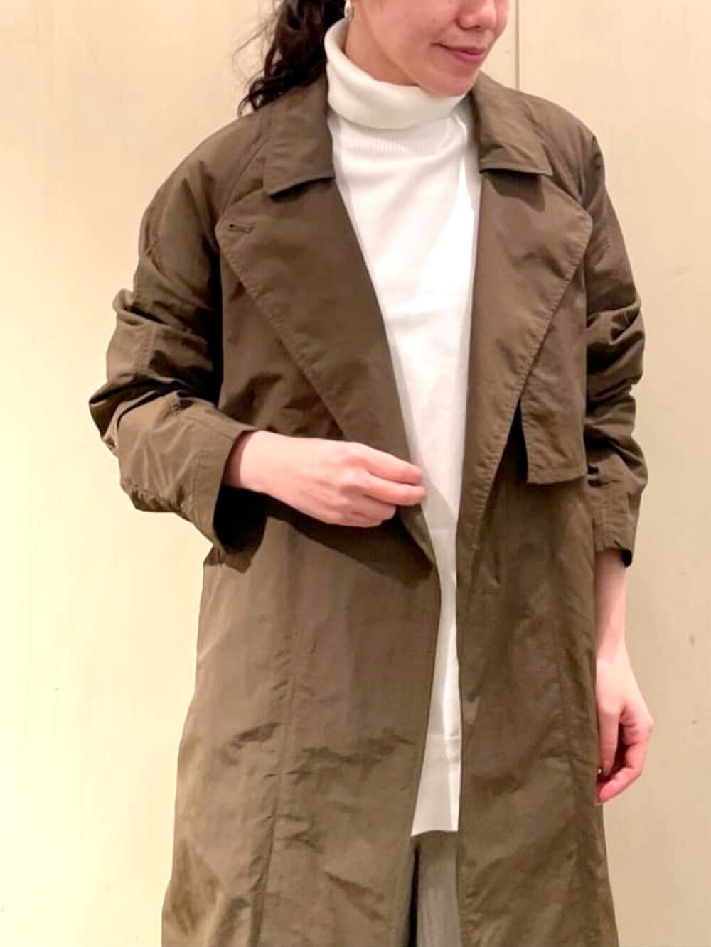 グリーン系のその他アウター、ホワイト系のニット/セーター、ホワイト系のその他パンツを着用したレディースの春コーディネートの3枚目の写真