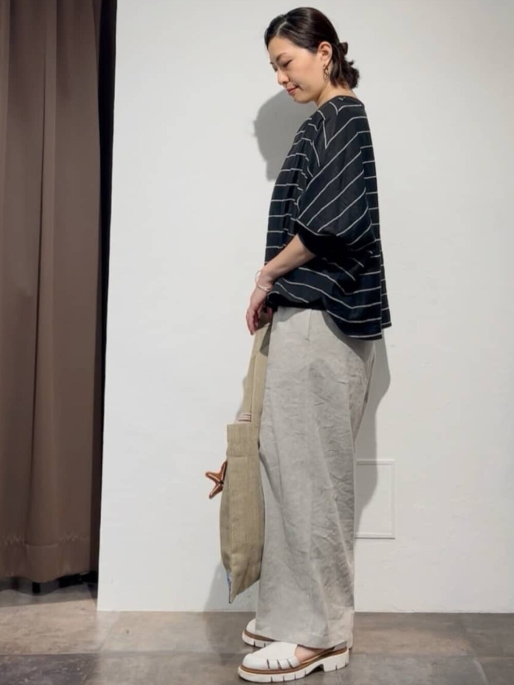 ブラック系のシャツ/ブラウスを着用したレディースの春コーディネートの2枚目の写真
