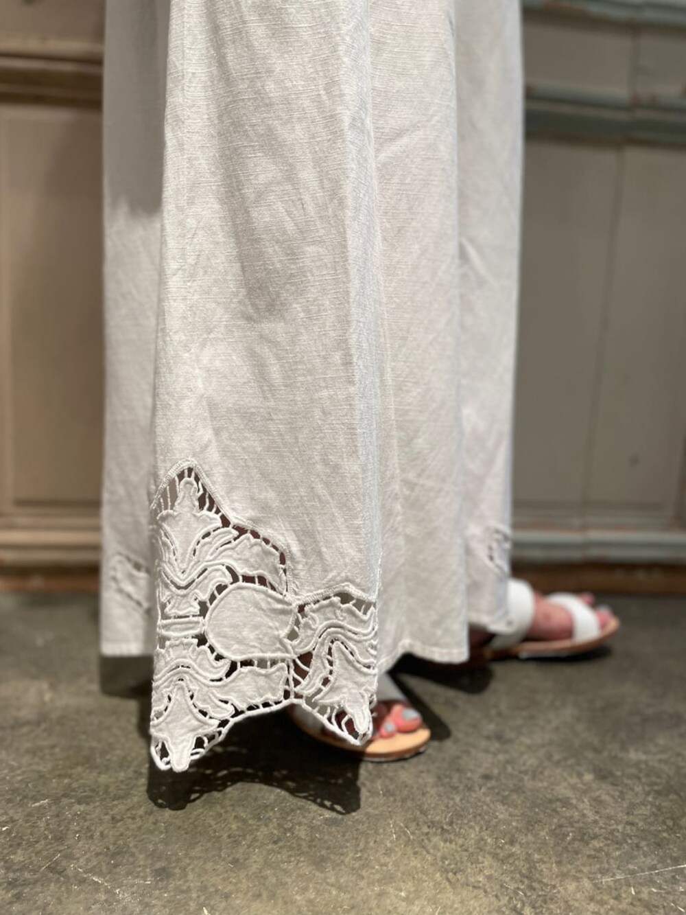 ブラウン系のTシャツ/カットソー、ホワイト系のその他パンツを着用したレディースの夏コーディネートの5枚目の写真