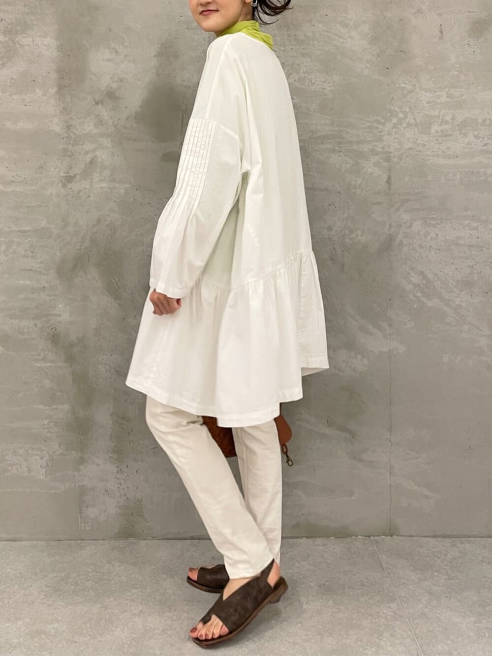 イエロー系のTシャツ/カットソー、ホワイト系のシャツ/ブラウス、ホワイト系のその他パンツを着用したレディースの冬コーディネートの3枚目の写真