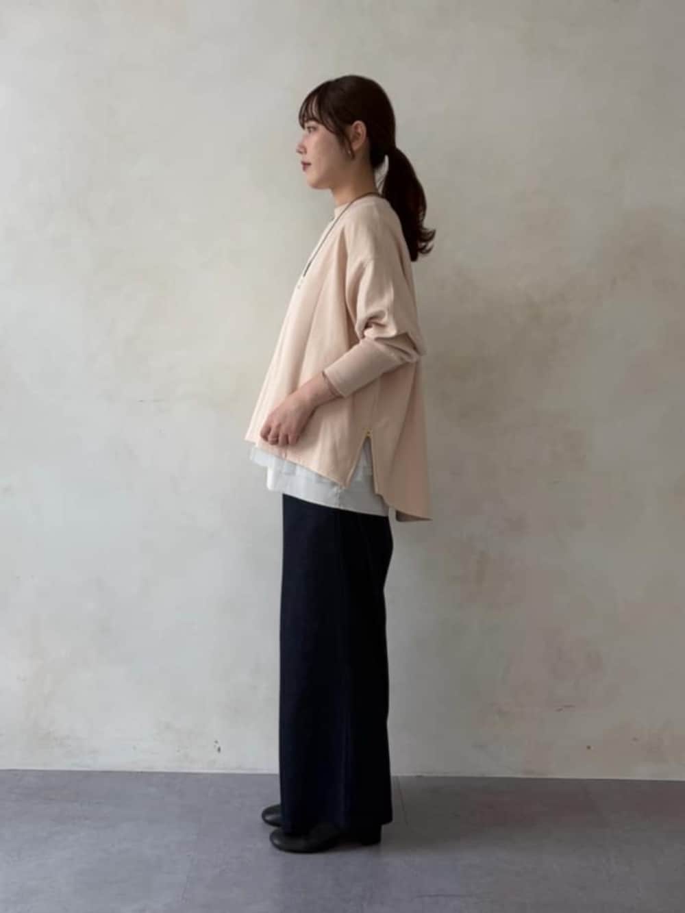 ブルー系のその他パンツ、ピンク系のTシャツ/カットソーを着用したレディースの夏コーディネートの2枚目の写真