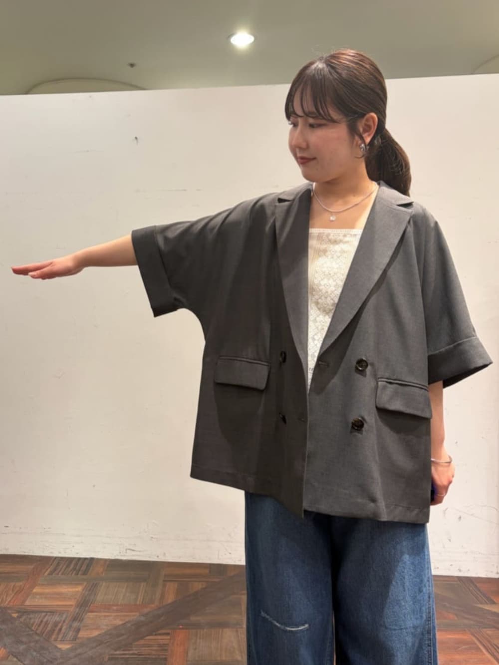 ホワイト系のシャツ/ブラウス、ブルー系のその他パンツ、グレー系のテーラードジャケットを着用したレディースの春コーディネートの4枚目の写真