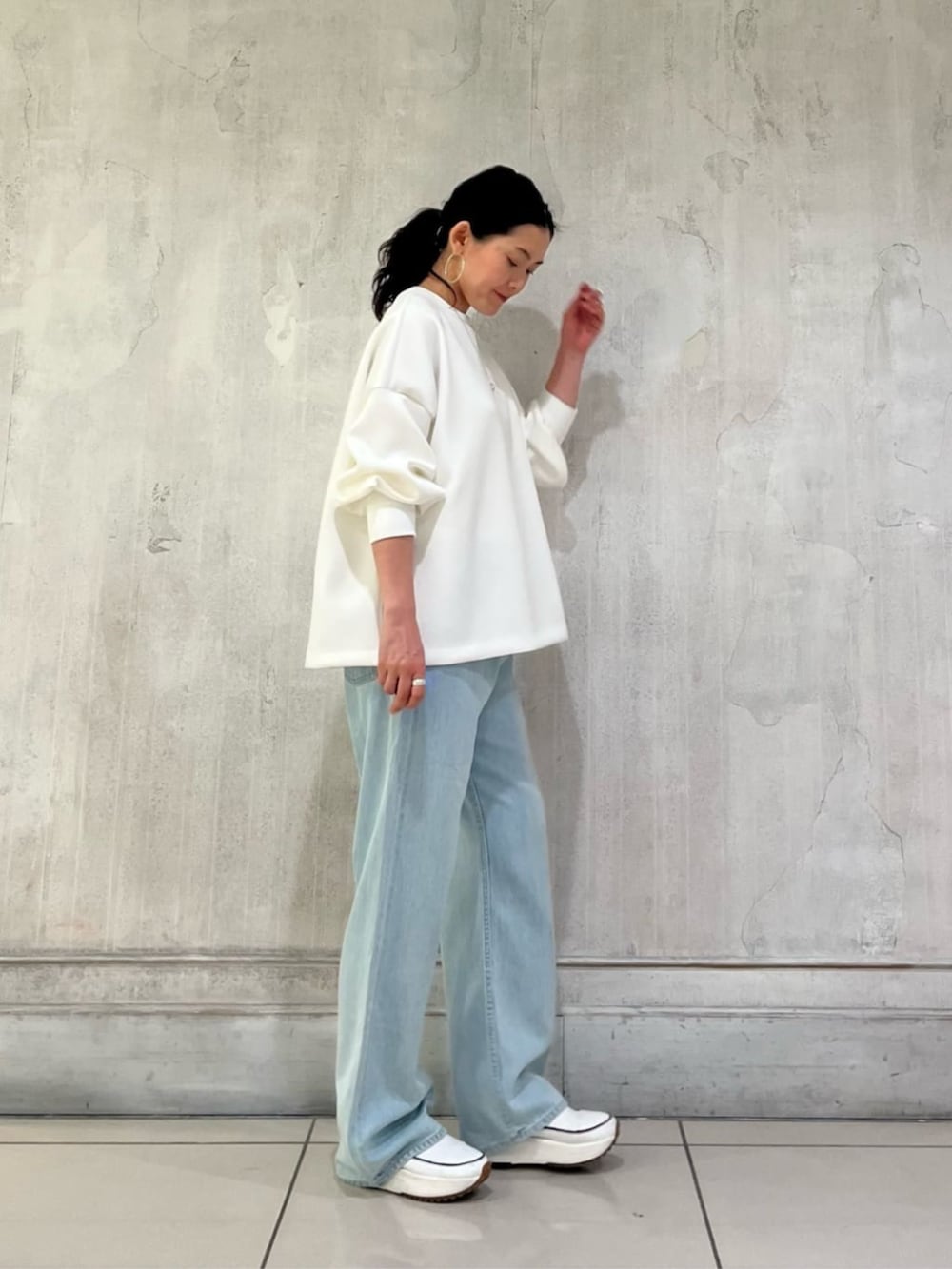 ブラック系のトートバッグ、ブラウン系のポーチを着用したレディースの冬コーディネートの7枚目の写真