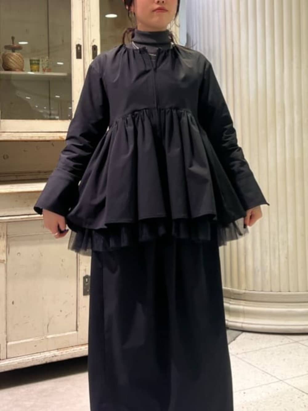 ブラック系のブルゾン、ブラック系のスカートを着用したレディースの冬コーディネートの7枚目の写真