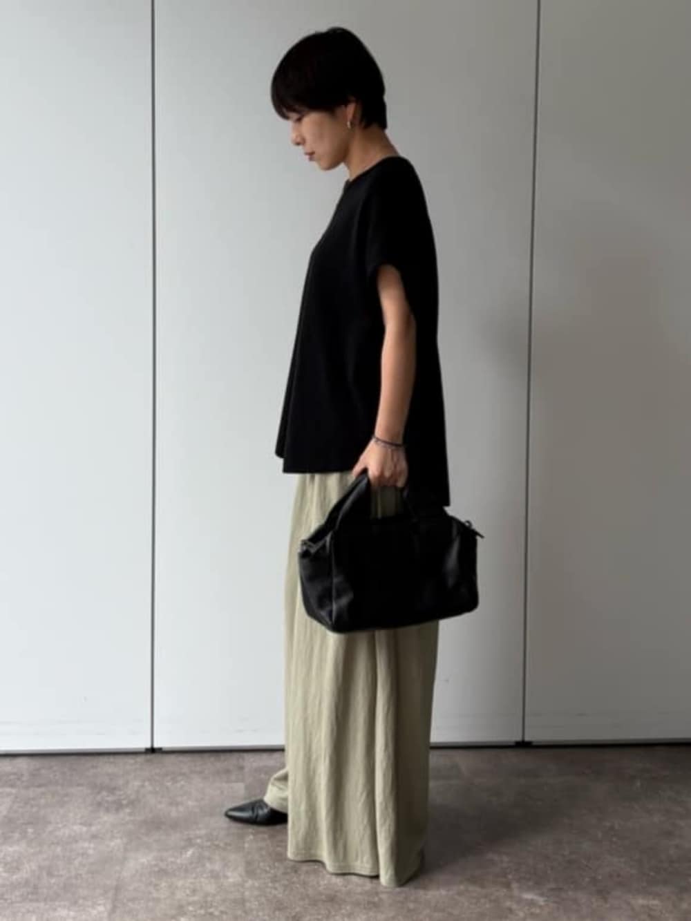 グリーン系のその他パンツ、ベージュ系のニット/セーターを着用したレディースの夏コーディネートの2枚目の写真