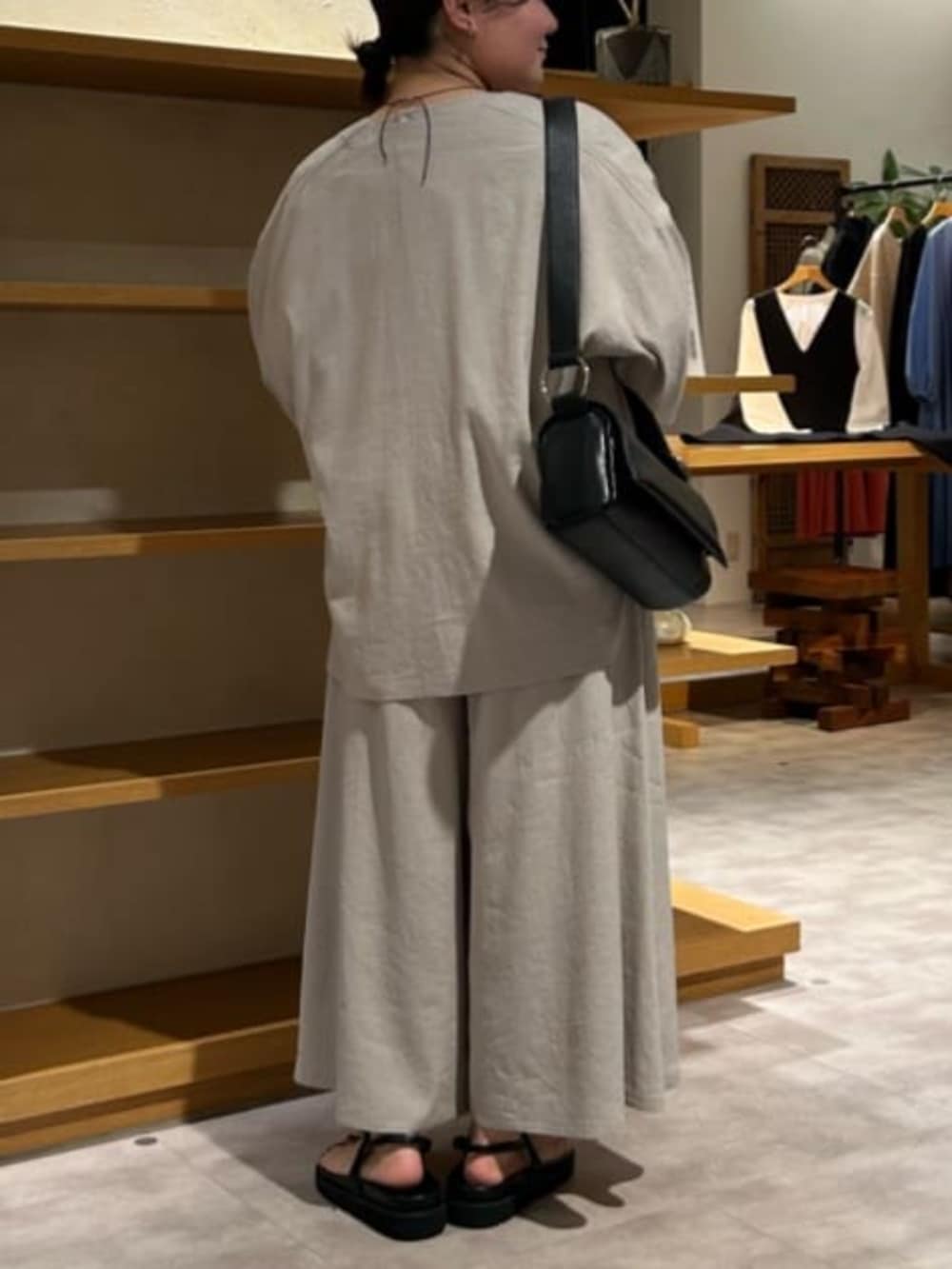 ブラック系のショルダーバッグ、ブラック系のサンダル、グレー系のその他パンツを着用したレディースの春コーディネートの3枚目の写真