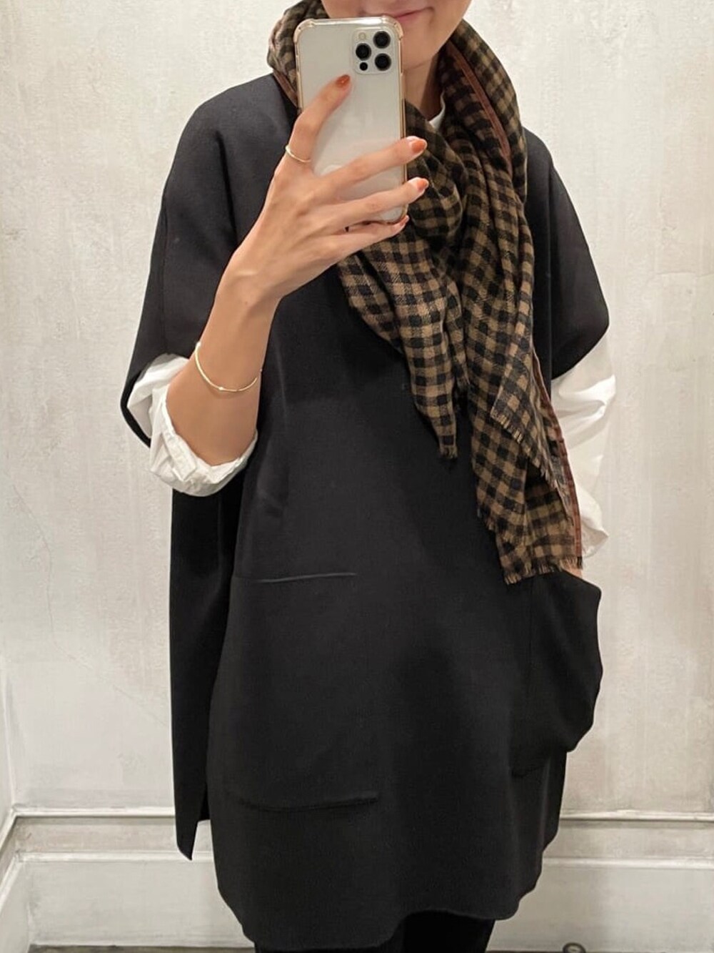 ホワイト系のシャツ/ブラウス、ブラック系のニット/セーター、ブラック系のその他パンツを着用したレディースの秋コーディネートの5枚目の写真