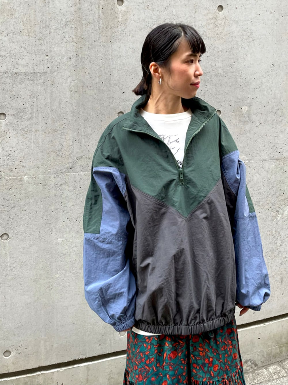 「ブルゾン、スニーカー、スカート、花柄、Tシャツ、ロングスカート、白スニーカー、ユニセックス、春アウター、春コーデ」｜「BEARDSLEYの《FRIPIER・ユニセックス》パッチワークスキッパーブルゾン（ブルゾン、グレー系）」を使った、BEARDSLEYさん（レディース・160cm）の冬コーディネートの3枚目の写真